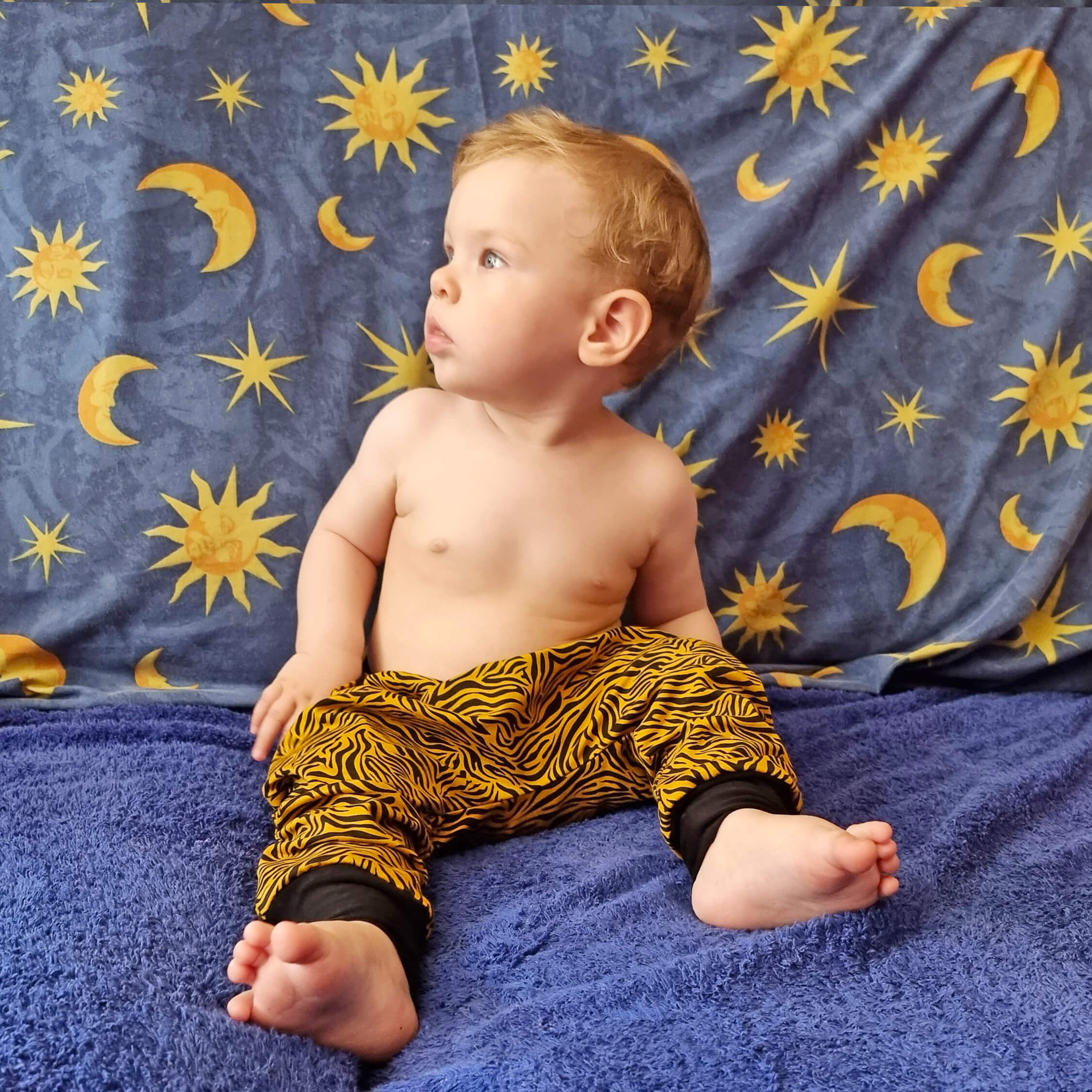 Astrid (11 meses) lleva el pantalón de la talla 1-2 años